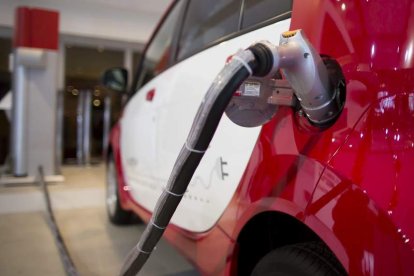 Un coche eléctrico carga su batería.