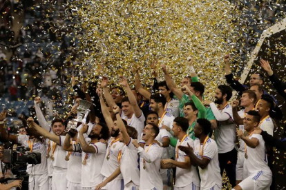 El Madrid levanta la Supercopa de Europa. EFE