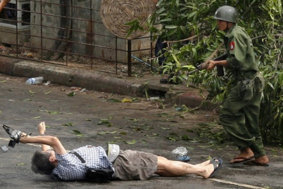 Kenji Nagai de APF intenta tomar fotografías cuando sale herido después de que la policía y los oficiales militares le dispararan durante una manifestación (2007).