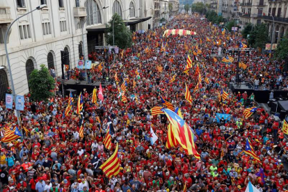 Miles de personas participan en la manifestación convocada por la ANC en Barcelona con motivo de la Diada del 11 de septiembre. TONI ALBIR