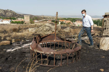 El presidente del Partido Popular, durante la visita que realizó ayer a la tierra quemada de Villaviciosa. RAÚL SANCHIDRIÁN