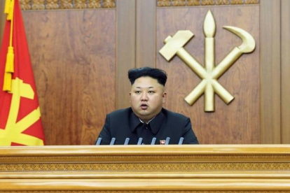 Kim Jong-un, durante su discurso de Año Nuevo, televisado por la cadena KCNA, este jueves.
