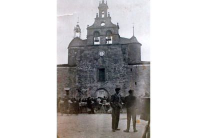La iglesia de San Pedro edificada sobre la base de la sinagoga, en una imagen tomada por Jenaro Rodríguez en 1928. CORTESÍA DE MANUEL OLANO
