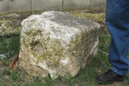 Uno de los sillares que se han encontrado en el cementerio de Pobladura del Bernesga