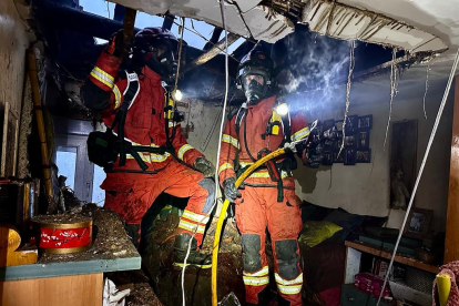 Las llamas calcinan un garaje en Cea. BOMBEROS DE LEÓN