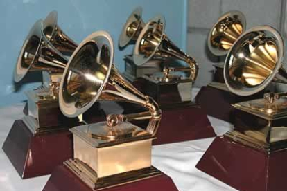 Todo estaba listo. Los 40 gramófonos relucían alineados esperando llegar a las manos de sus dueños. Los Grammy Latino 2003 se entregaban con el especial homenaje a la fallecida Celia Cruz.