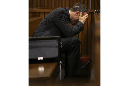 Oscar Pistorius vomita en un cubo, durante el testimonio del forense que realizó la autopsia a la novia del atleta.
