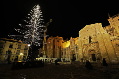 Árbol de Navidad en la Plaza de San Isidoro. RAMIRO
