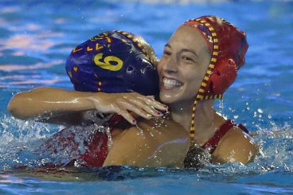 Laura Ester se abraza con Helena Lloret (de espaldas) tras lograr el bronce en los Euroepeos del 2018.