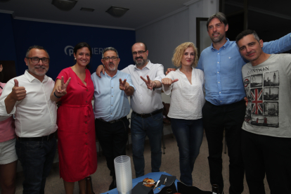 El PP celebró con contención su subida en Ponferrada, y sobre todo los escaños obtenidos por Silvia Franco y Jorge García (quinta y sexto por la izquierda; junto al alcalde Morala y otros ediles). L. DE LA MATA