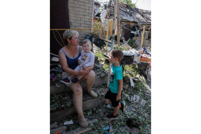 Imagen de una familia tras el estallido de un misil en su casa cercana a Kiev. SERGEY DOLZHENKO