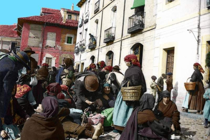 Así vio Ángel Rodríguez en 1905 la plaza del Grano. El coloreado de Antonio Alaiz resalta, por ejemplo, elementos de la indumentaria popular leonesa.
