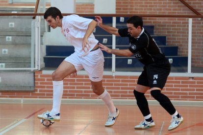 Pablo se lleva el balón ante la oposición de Marquitos.