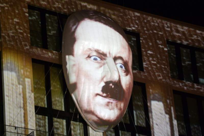 Unos almacenes de Berlín con el retrato de Hitler en la fachada
