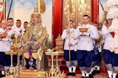 El rey Vajiralongkorn  ya coronado.