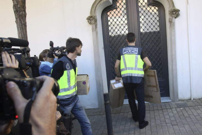 Agentes de la Policia Nacional entran en la casa de Oleguer Pujol, hijo menor del ex presidente catalán Jordi Pujol.
