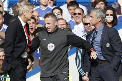 El técnico del Arsenal aparta con dureza al del Chelsea, durante el partido que ha enfrentado a ambos equipos.