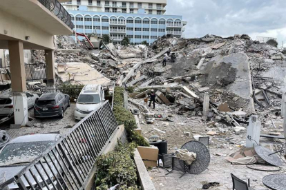 Montaña de hierro y escombros que se intenta retirar en busca de supervivientes. BOMBEROS DE MIAMI-DADE