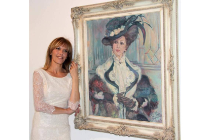 La actriz y pintora Carmen Conesa, ante una de sus obras.
