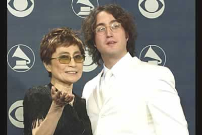 No faltaron figuras como Yoko Ono y su hijo Sean Lennon.