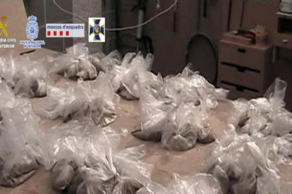 Bolsas con heroína incautadas durante una operación policial realizada en Tarragona a finales del año pasado.
