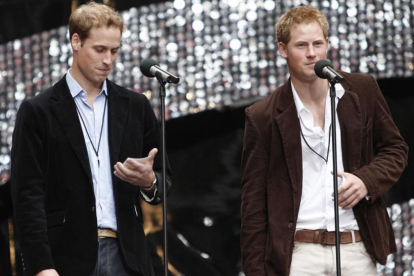 Los príncipes Guillermo y Enrique, en el 2007.