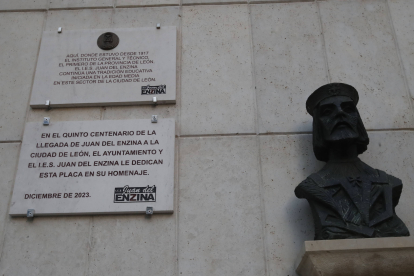 Placa conmemorativa (inferior) de la llegada de Juan del Enzina a León de diciembre de 2023, junto al busto que lo recuerda. RAMIRO