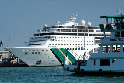 El crucero Opera anclado en el puerto de Venecia, este lunes, tras el choque sufrido el domingo.