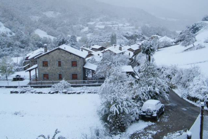 Santa Marina de Valdeón, el pueblo más alto de Picos de Europa, luce el manto de la primera nevada del otoño.