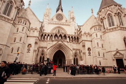 Protesta en las puertas de la Corte de Justicia de Londres.