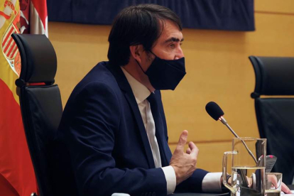 Juan Carlos Suárez-Quiñones comparece ayer ante la comisión de Economía y Hacienda. R. GARCÍA
