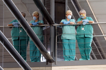 Dos trabajadoras del Hospital de León en un receso en el exterior de las instalaciones. MARCIANO PÉREZ