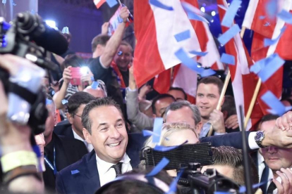 Heinz-Christian Strache celebra el éxito de la ultraderecha en la noche electoral, en Viena.