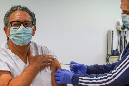 El gerente de Atención Primaria, Juan Luis Burón, se vacunó de la gripe en el centro de salud de Eras. MIGUEL F.B.