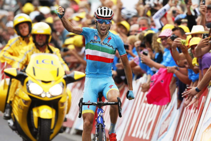 Vincenzo Nibali celebra la victoria de etapa.
