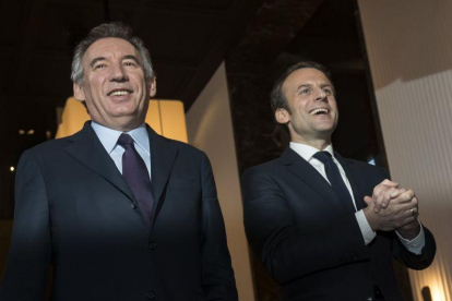 El líder centrista François Bayrou (i) y el candidato socio-liberal Emmanuel Macron (d) antes de la rueda de prensa sobre su alianza electoral celebrada en París, Francia hoy 23 de febrero de 2017.