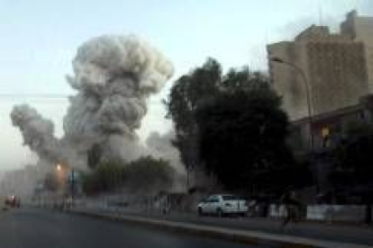 Una de las explosiones, junto al hotel Palestina, donde murió el cámara español José Couso