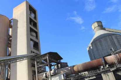 Las instalaciones de la cementera en Toral de los Vados.