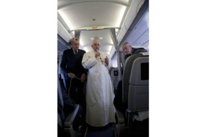 El Papa Francisco habla con los periodistas durante su  vuelo de vuelta al Vaticano, procedente de Estrasburgo.