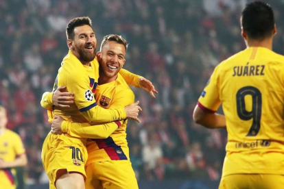 Messi celebra con Arthur el gol que marcó el argentino ante el Slavia de Praga. MARTIN DIVISEK