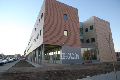 Edificio de la Facultad de Educación en el campus de Vegazana.