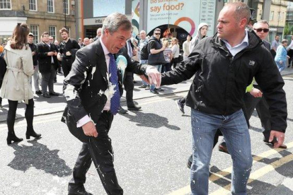 Farage, empapado de batido.