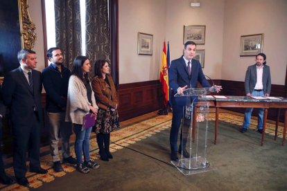 Pedro Sánchez, durante su intervención tras llegar hoy a un acuerdo con el líder de Unidas Podemos, Pablo Iglesias. Efe