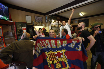 Los aficionados leoneses del Barcelona muestran su euforia por el título de Liga conquistado por su equipo. JESÚS F. SALVADORES
