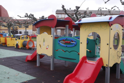La renovación de los parques infantiles recibe 90.000 euros de la Junta. RAMIRO