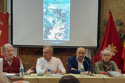 Momento de la presentación del libro de Enrique Martínez Pérez, el pasado viernes. CASA DE LEÓN
