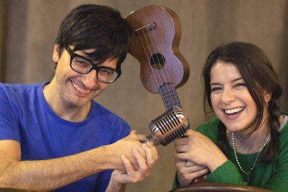 Javier Becerra, en la imagen junto a Carolina Rubirosa, es el alma mater del proyecto musical y divulgativo ‘¡Esto es rock!’. DL