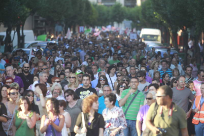 Miles de manifestantes, sin ninguna pancarta, a su paso por la avenida de Roma de León en la protesta contra los recortes.