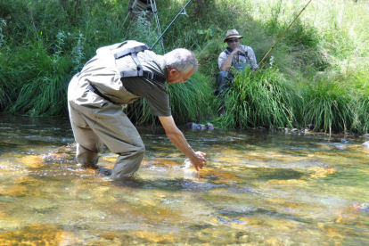 Dos pescadores disfrutan de su deporte en un río de la provincia de León.