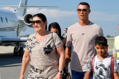 Cristiano, recién aterrizado en Turín, con su madre y su primogénito.